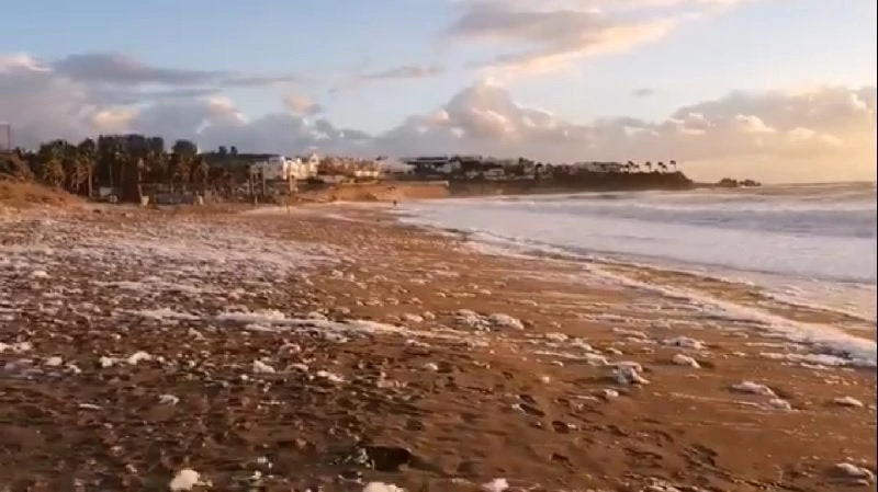 Το σπάνιο φαινόμενο που παρατηρήθηκε σε παραλία της Πάφου – Πότε συμβαίνει (βίντεο)